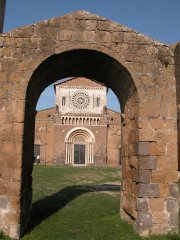 Scorcio della Basilica
di San Pietro a Tuscania
(13447 bytes)